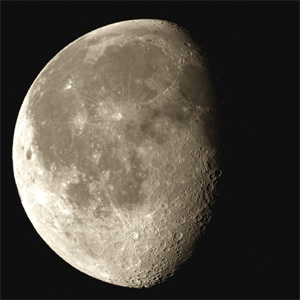Луна сквозь объектив телескопа начального уровня